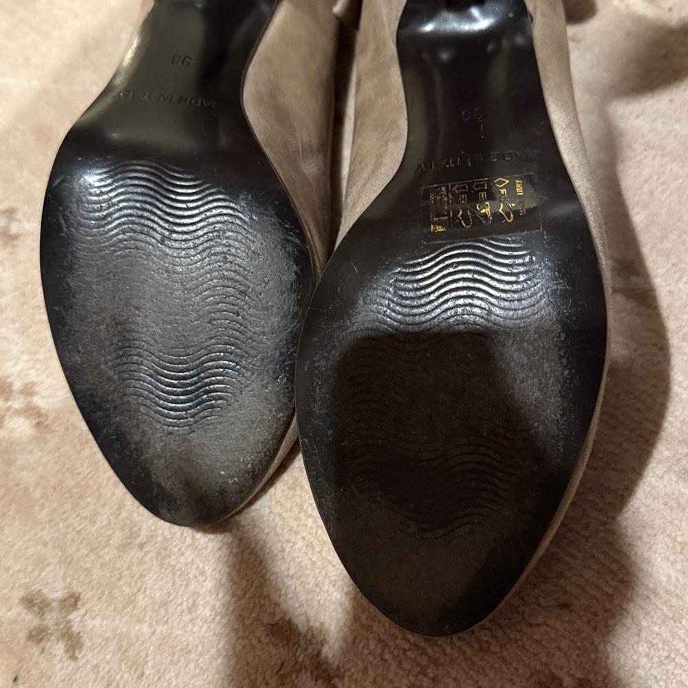 Elizabeth Stuart Women's Tan Pumps - Picture 3 of 5